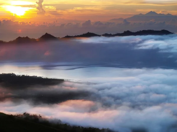 Salida del sol sobre el lago Batur — Foto de Stock