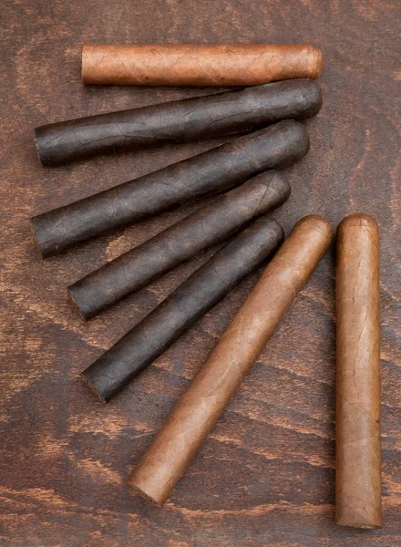 Sieben Zigarren vor dunklem Hintergrund — Stockfoto