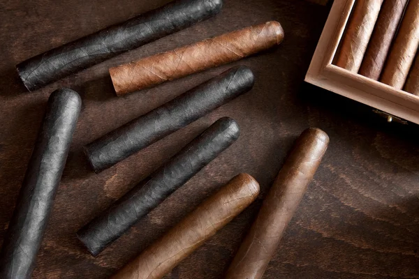 Cigarr på en mörk bakgrund — Stockfoto
