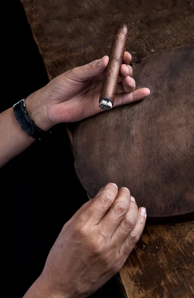 Stock image Hand man smoking a cigar