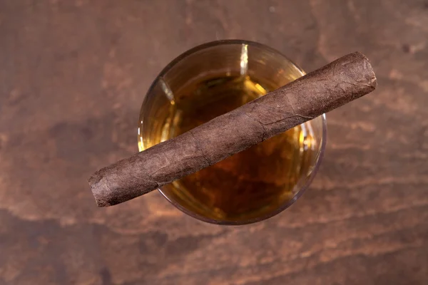 Cigar and whiskey on a dark background — Stock Photo, Image