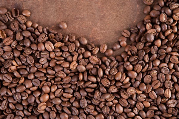 Grains de café sur un fond sombre — Photo