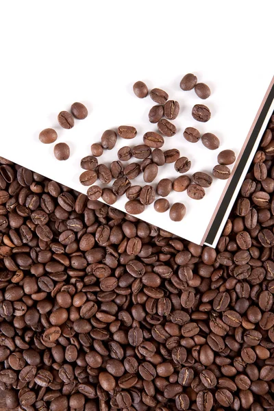 咖啡豆与白皮书 — 图库照片