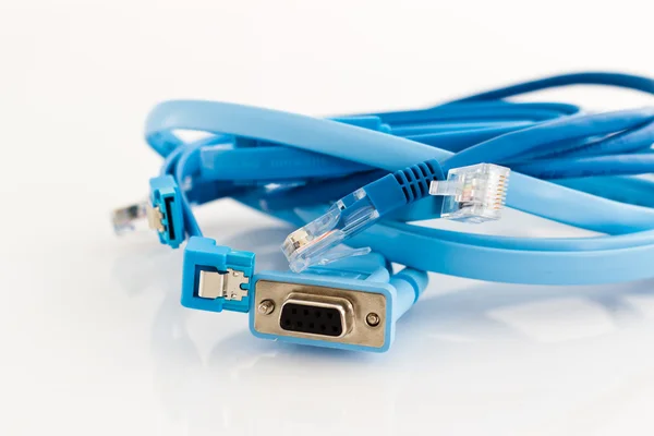 Çeşitli bilgisayar kabloları mavi — Stok fotoğraf