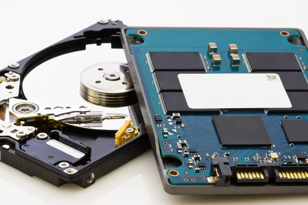 SSD hdd vs, nowy vs stary, Nowa technologia nie mechaniczne elemen — Zdjęcie stockowe