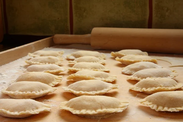 stock image Pierogi na stolnicy