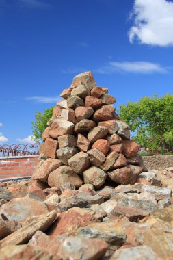 bir Budist tapınağında kazıklı taşlarının höyüğün