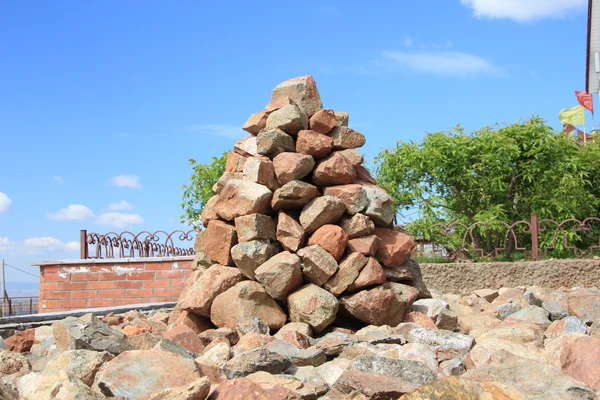 Heuvel van stenen opgestapeld in een boeddhistische tempel — Stockfoto