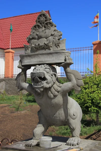 Onvoltooide standbeeld aan de ingang van een boeddhistische complex — Stockfoto