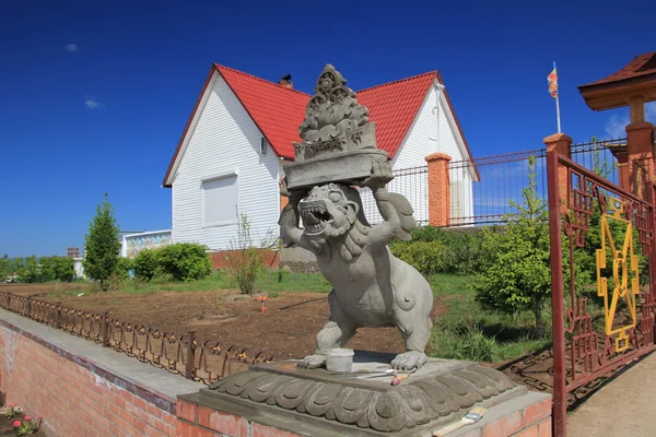 stock image Unfinished statue at the entrance to a Buddhist complex