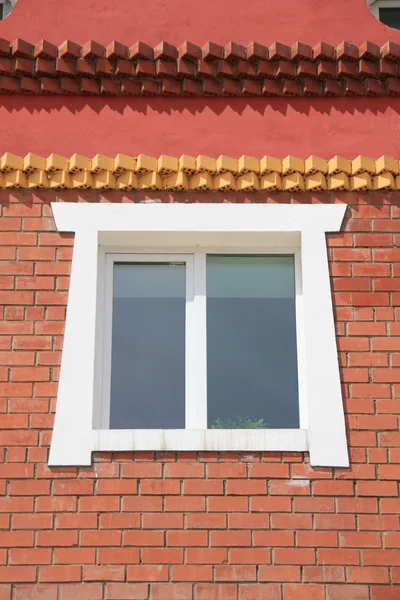 Edificio de ladrillo de pared con ventana — Foto de Stock