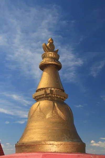Статуи-субурганы у входа в буддийский храм — стоковое фото