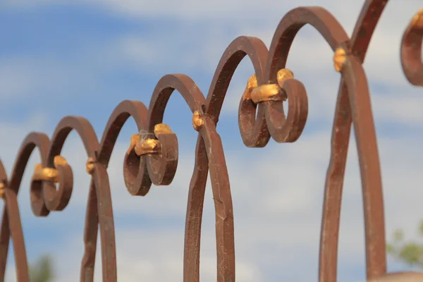 Bir metal çit — Stok fotoğraf