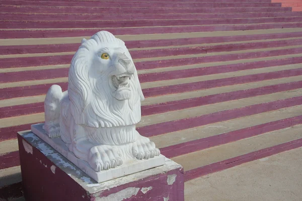 Sculpture d'un garde-lion à l'entrée Images De Stock Libres De Droits