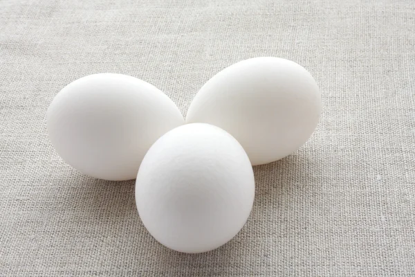 ファブリック上 3 つの新鮮な鶏の卵の白身 ストックフォト