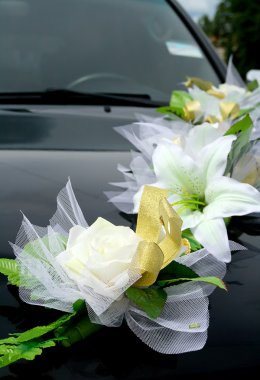Çiçeklerle süslenmiş araba.