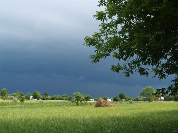 O céu tempestade sobre a aldeia — Fotografia de Stock
