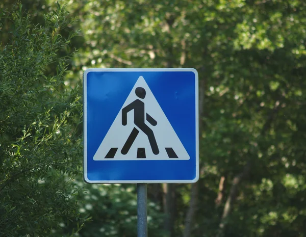 Дорожній знак "Пішохідний перехід" проти зелені — стокове фото