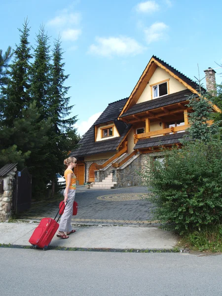Der Tourist geht in ein Landhaus nach Zakopane, Polen — Stockfoto