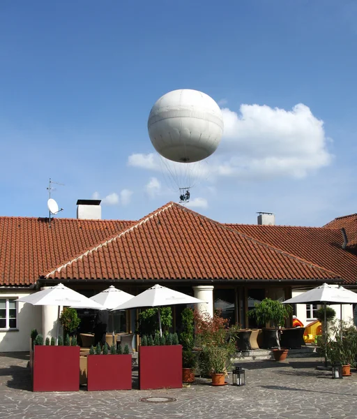 Balon w niebo nad Praga, Czechy — Zdjęcie stockowe