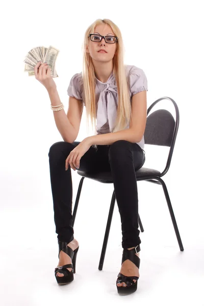 Kobieta z pieniędzy na krzesło — Zdjęcie stockowe