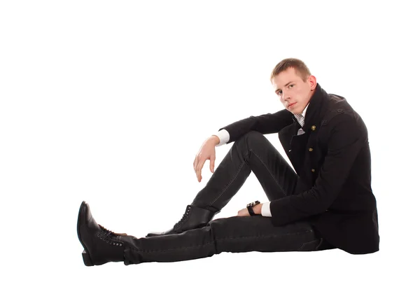 Mann gegen auf dem Boden sitzenden weißen Hintergrund — Stockfoto