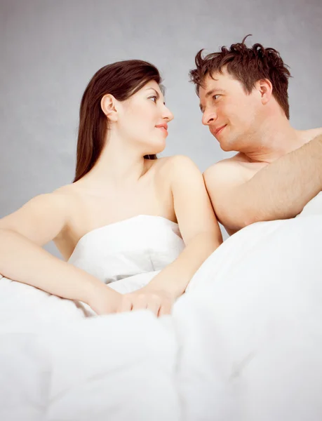 Casal na cama — Fotografia de Stock