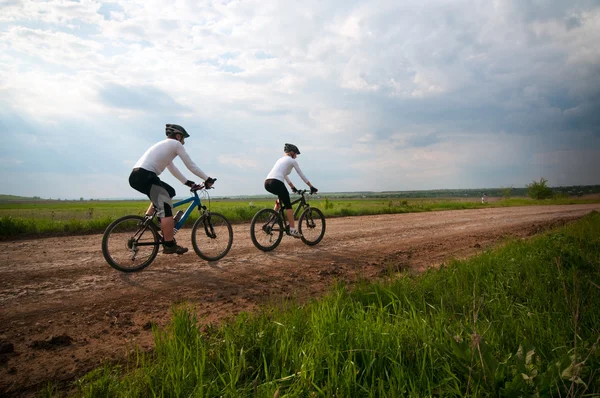 Paar entspannt Radfahren — Stockfoto