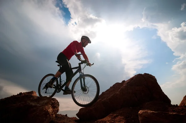자전거를 타는 남자 극단 — 스톡 사진