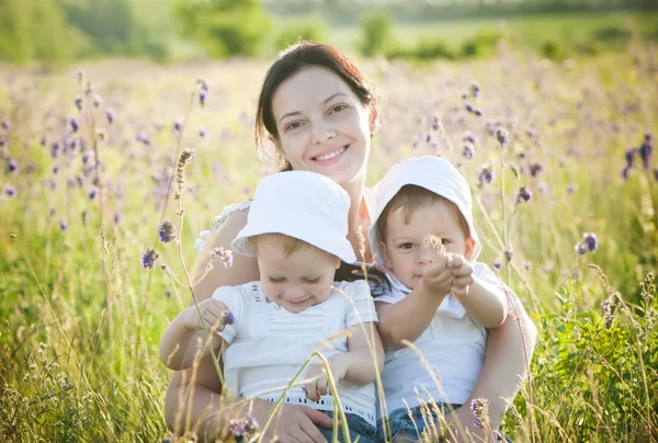 Donna felice con bambini — Foto Stock