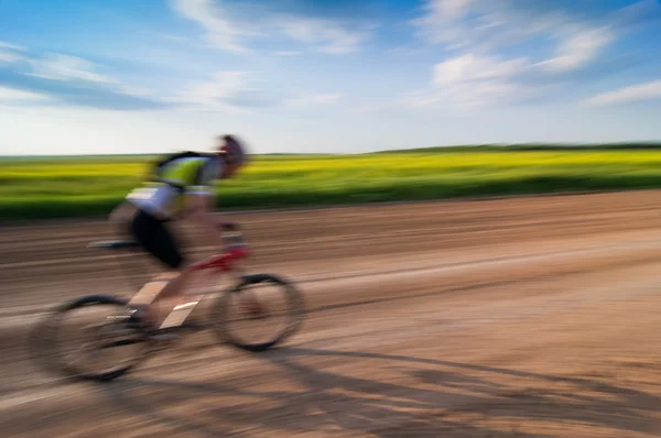 Hombre en bicicleta en movimiento — Foto de Stock