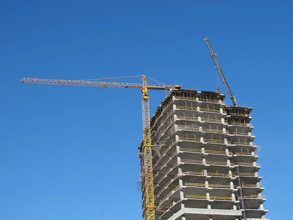 Construcción de un edificio. Cielo azul . — Foto de Stock