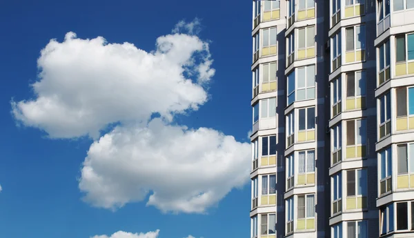 Building and clouds — Stock Photo, Image