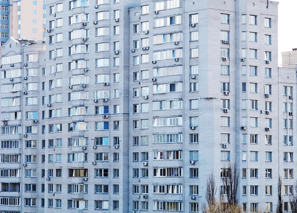 Immeuble d'habitation dans une ville . — Photo