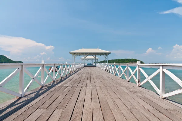 Beyaz köprüye denizin mavi gökyüzü ile — Stok fotoğraf