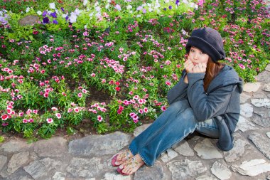 descansar su barbilla en manos en dianthus graden