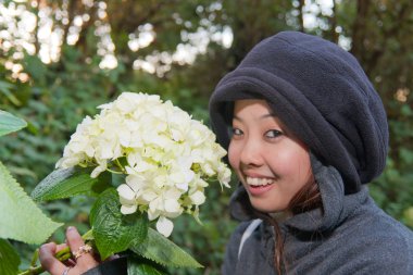 jonge vrouw die lacht met bloem