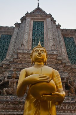 Monk'un sadaka kase tutarak Buda heykeli