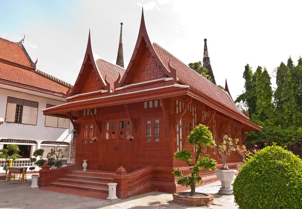 Trä thailändsk stil hus i templet — Stockfoto