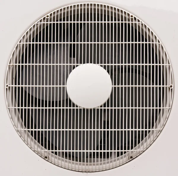 Ventilatore uder griglia bianca — Foto Stock