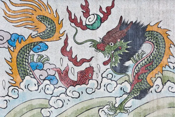 Рисунок дракона и рыбы на плетеной стене — стоковое фото