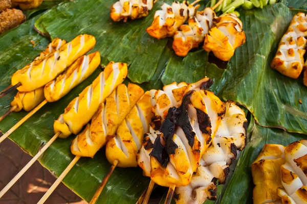 Calmar grillé sur feuilles de bana — Photo