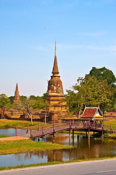 Starobylé pagoda v ayutthaya s jezerem vertikální — Stock fotografie