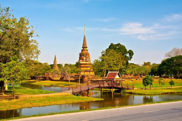 Ayutthaya içinde antik pagoda Gölü ile — Stok fotoğraf
