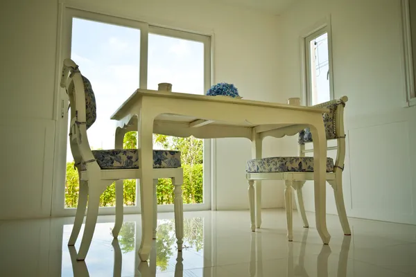 Zwei Stühle und Tisch im Esszimmer — Stockfoto