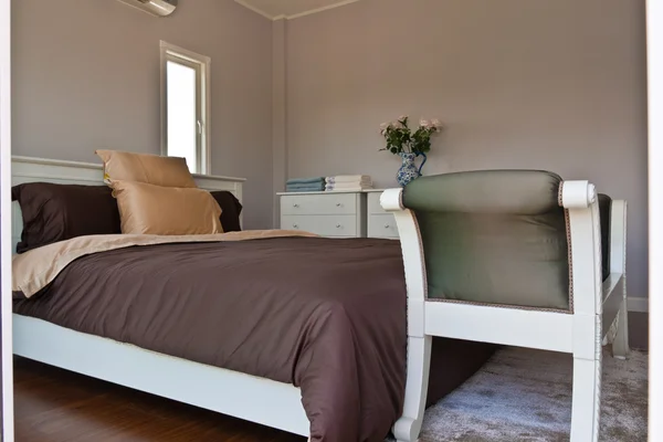 Biała sypialnia z blachy brązowe łóżko i kanapa — Zdjęcie stockowe