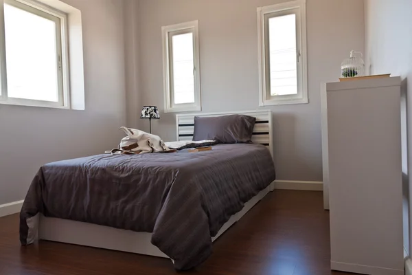 Witte slaapkamer met bruine blad bed — Stockfoto