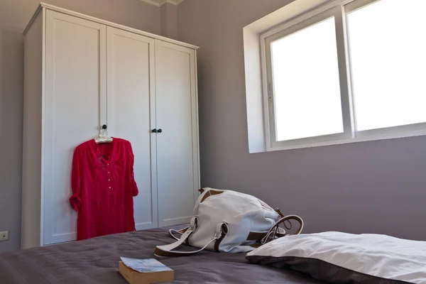 Biała szafa w sypialni — Zdjęcie stockowe