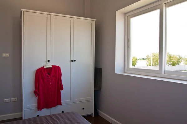 Άσπρο ντουλάπι στην κρεβατοκάμαρα — Φωτογραφία Αρχείου