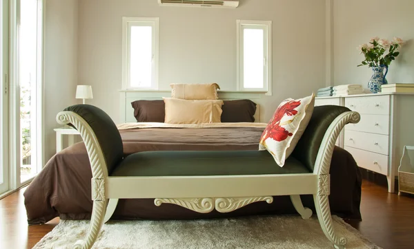 Quarto branco com cama de folha marrom e sofá em geral — Fotografia de Stock
